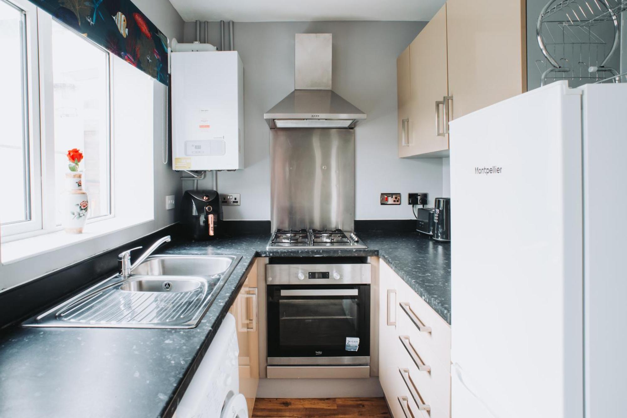 No10 - 2 Bedroom House With Private Garden And Parking * Bristol